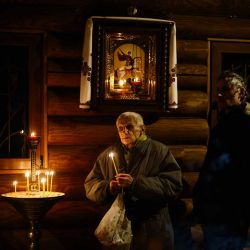 La gente se une a un servicio religioso en memoria de los “Cien Celestiales” en la Iglesia Ecuménica del Arcángel Miguel y los Nuevos Mártires de Ucrania. Foto de HENRY NICHOLLS / AFP | Foto:AFP