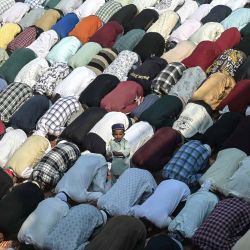 Un niño observa mientras los devotos musulmanes realizan oraciones en el primer viernes de Ramadán en la mezquita Khairuddin en Amritsar. Foto de Narinder NANU / AFP | Foto:AFP