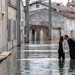 Dos personas se besan en una calle inundada en Cognac, al norte de Burdeos. Foto de ROMAIN PERROCHEAU / AFP | Foto:AFP