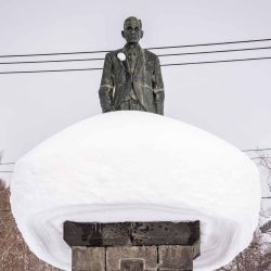 La nieve descansa sobre la estatua de piedra en Kutchan, prefectura de Hokkaido. Foto de Yuichi YAMAZAKI / AFP | Foto:AFP