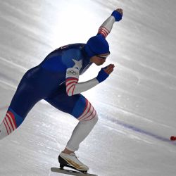 Brittany Bowe de Estados Unidos compite en la prueba de patinaje durante los Juegos Olímpicos de Invierno Milano Cortina. Foto de Daniel MUNOZ / AFP | Foto:AFP