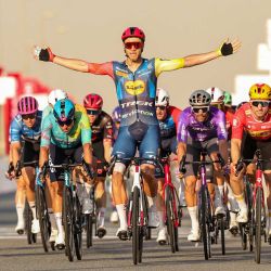 El ciclista Jonathan Milan, celebra haber terminado primero durante la quinta etapa del evento ciclista UAE Tour en Dubai. Foto de Fadel SENNA / AFP | Foto:AFP