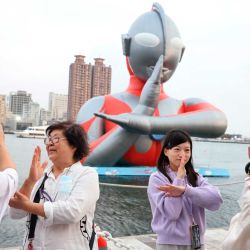 Turistas posan junto a un inflable gigante de Ultraman expuesto en Kaohsiung Wonderland. Foto de I-Hwa Cheng / AFP | Foto:AFP