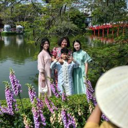 Una familia durante las celebraciones del Año Nuevo Lunar, conocido en Vietnam como Tet, en el lago Hoan Kiem en Hanói. Foto de Amaury PAUL / AFP | Foto:AFP
