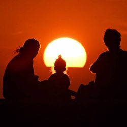 Una familia observa la puesta de sol en La Habana. Foto de Yamil LAGE / AFP | Foto:AFP