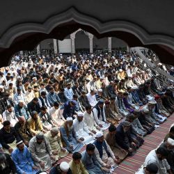Devotos musulmanes realizan sus primeras oraciones del viernes del mes sagrado de ayuno islámico, Ramadán, en una mezquita en Peshawar Pakistán. Foto de Abdul MAJEED / AFP  | Foto:AFP
