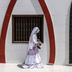 Una mujer llega a la Mezquita de la Divinidad en Dakar. Foto de PATRICK MEINHARDT / AFP | Foto:AFP
