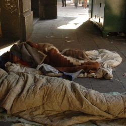 Los barrios de Retiro, San Nicolás, Puerto Madero, San Telmo, Monserrat, Constitución, Balvanera y San Cristóbal concentran la mayor cantidad de personas durmiendo en la calle. | Foto:Juan Obregón