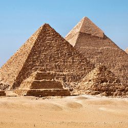 Un informe de la Universidad de Bolonia, sostiene que la Gran Pirámide de Keops podría tener entre 20 y 40 mil años más de antigüedad, según su Método de Erosión Relativa, que la ubicaría incluso en plena Edad de Piedra. | Foto:Cedoc