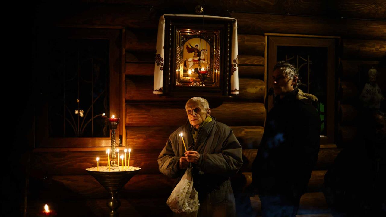 La gente se une a un servicio religioso en memoria de los “Cien Celestiales” en la Iglesia Ecuménica del Arcángel Miguel y los Nuevos Mártires de Ucrania. Foto de HENRY NICHOLLS / AFP | Foto:AFP