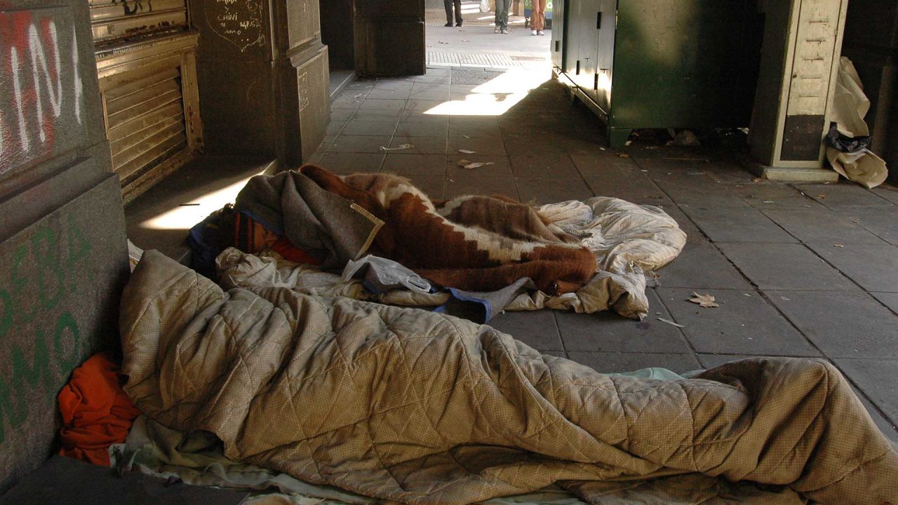 Los barrios de Retiro, San Nicolás, Puerto Madero, San Telmo, Monserrat, Constitución, Balvanera y San Cristóbal concentran la mayor cantidad de personas durmiendo en la calle. | Foto:Juan Obregón