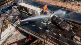 Un camión de gas licuado volcó en Chile y provocó un desastre.