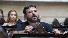 Mientras Karina Milei celebraba desde el palco, Juan Grabois silbó "Alta coimera"