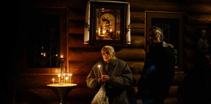 La gente se une a un servicio religioso en memoria de los “Cien Celestiales” en la Iglesia Ecuménica del Arcángel Miguel y los Nuevos Mártires de Ucrania. Foto de HENRY NICHOLLS / AFP