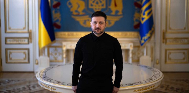 El presidente de Ucrania, Volodymyr Zelensky, posa durante una sesión fotográfica al margen de una entrevista con periodistas de AFP en Kiev. Foto de HENRY NICHOLLS / AFP