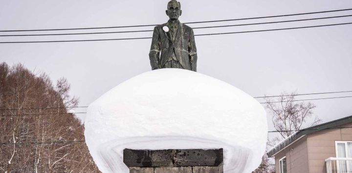 La nieve descansa sobre la estatua de piedra en Kutchan, prefectura de Hokkaido. Foto de Yuichi YAMAZAKI / AFP