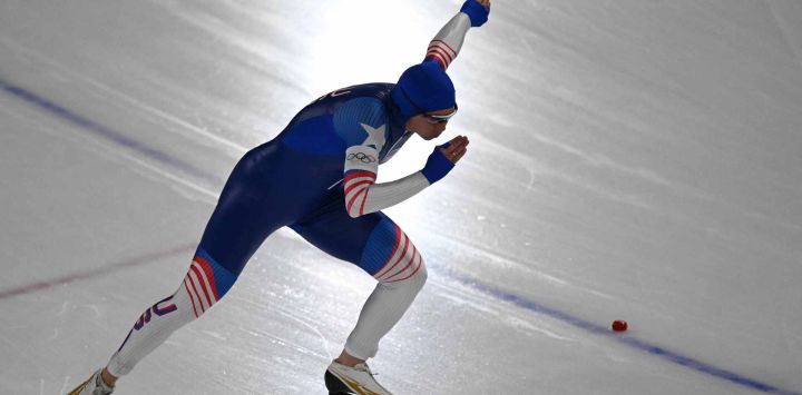 Brittany Bowe de Estados Unidos compite en la prueba de patinaje durante los Juegos Olímpicos de Invierno Milano Cortina. Foto de Daniel MUNOZ / AFP