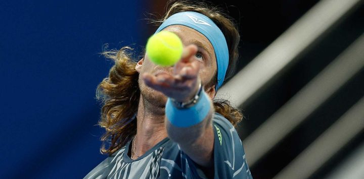 Andrey Rublev de Rusia sirve contra Carlos Alcaraz de España en el torneo de tenis Qatar Open en Doha. Foto de Karim JAAFAR / AFP