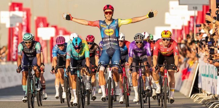 El ciclista Jonathan Milan, celebra haber terminado primero durante la quinta etapa del evento ciclista UAE Tour en Dubai. Foto de Fadel SENNA / AFP