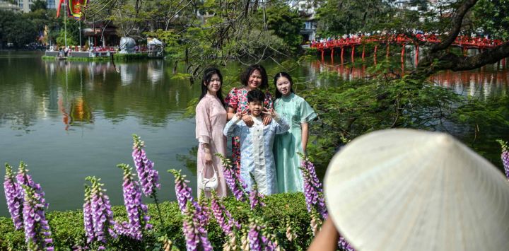 Una familia durante las celebraciones del Año Nuevo Lunar, conocido en Vietnam como Tet, en el lago Hoan Kiem en Hanói. Foto de Amaury PAUL / AFP