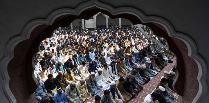Devotos musulmanes realizan sus primeras oraciones del viernes del mes sagrado de ayuno islámico, Ramadán, en una mezquita en Peshawar Pakistán. Foto de Abdul MAJEED / AFP 