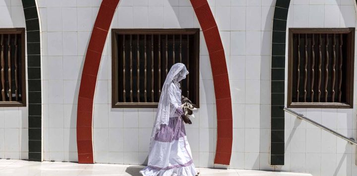 Una mujer llega a la Mezquita de la Divinidad en Dakar. Foto de PATRICK MEINHARDT / AFP