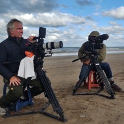 El documental sigue a dos biólogos marinos que se adentran en el universo de la pesca recreativa y artesanal bonaerense, tendiendo puentes entre el conocimiento científico y el saber de los pescadores