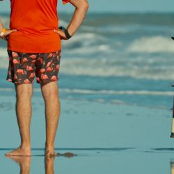 El documental sigue a dos biólogos marinos que se adentran en el universo de la pesca recreativa y artesanal bonaerense, tendiendo puentes entre el conocimiento científico y el saber de los pescadores