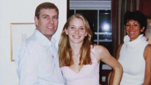 El príncipe Andrés con Virginia Giuffre; detrás Ghislaine Maxwell, la novia de Jeffrey Epstein