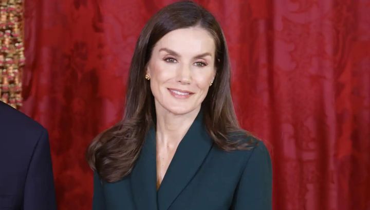 El vestido verde de Letizia Ortiz confirma la tendencia del quiet luxury en 2026