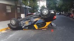 Cuatro heridos tras un choque entre un vehículo de aplicación y un taxi en el barrio porteño de Almagro