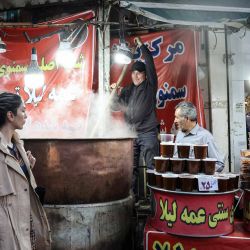 Una mujer iraní pasa frente a una tienda que vende dulces persas tradicionales llamados samanu en el norte de Teherán. Foto por AFP | Foto:AFP