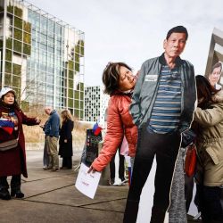 Recorte de cartón del tamaño real del expresidente de Filipinas, Rodrigo Duterte, durante una manifestación en su apoyo frente a la Corte Penal Internacional. Foto de Simon Wohlfahrt / AFP | Foto:AFP