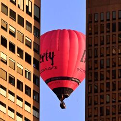 Un globo aerostático que transporta turistas pasa frente al skyline del distrito central de negocios de Melbourne. Foto de William WEST / AFP | Foto:AFP