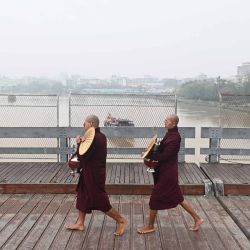 Monjes budistas caminan por un puente en medio de una gran contaminación del aire en Yangon. Foto de Sai Aung MAIN / AFP | Foto:AFP