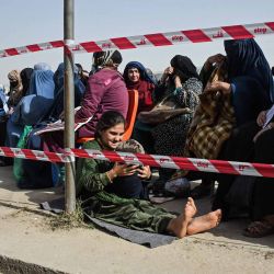 Mujeres afganas esperan recibir ayuda alimentaria de una organización benéfica local durante el mes sagrado islámico de ayuno de Ramadán. Foto de Atif ARYAN / AFP | Foto:AFP