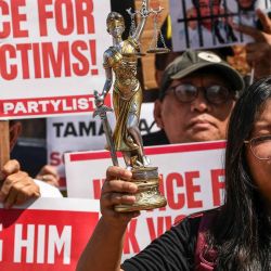 Activistas y simpatizantes de las familias de las víctimas de ejecuciones extrajudiciales durante la guerra contra las drogas del ex presidente filipino Rodrigo Duterte participan en una protesta en Manila. Foto de Ted ALJIBE / AFP | Foto:AFP