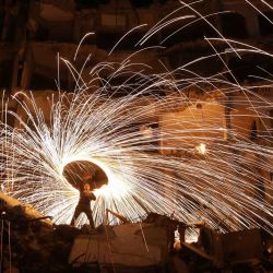 Un palestino juega con fuegos artificiales después de romper su ayuno, en un edificio dañado en el campo de refugiados de Jabalia, Franja de Gaza. Foto de Omar AL-QATTAA / AFP | Foto:AFP
