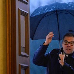 Oleksii Makeiev, embajador de Ucrania en Alemania, se resguarda de la lluvia bajo un paraguas al llegar para reunirse con el presidente alemán Frank-Walter Steinmeier. Foto de John MACDOUGALL / AFP | Foto:AFP