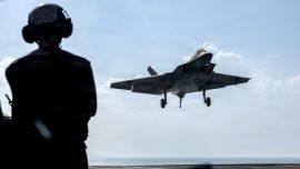 Trump aumenta presión sobre Irán: amenazas cruzadas, portaaviones y retiro de personal diplomático