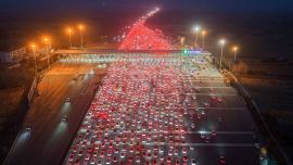 Los conductores se incorporan a los carriles de la autopista después de pasar por la estación de peaje de Wuzhuang en Chuzhou, en la provincia de Anhui. Foto de AFP