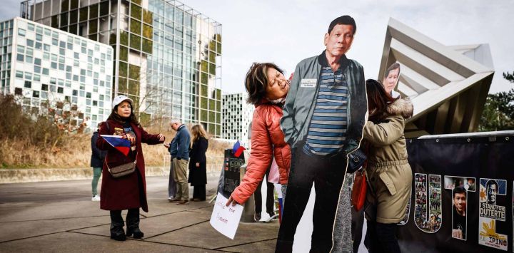 Recorte de cartón del tamaño real del expresidente de Filipinas, Rodrigo Duterte, durante una manifestación en su apoyo frente a la Corte Penal Internacional. Foto de Simon Wohlfahrt / AFP
