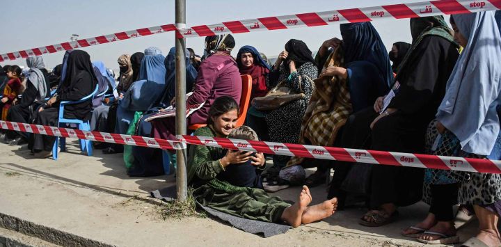 Mujeres afganas esperan recibir ayuda alimentaria de una organización benéfica local durante el mes sagrado islámico de ayuno de Ramadán. Foto de Atif ARYAN / AFP