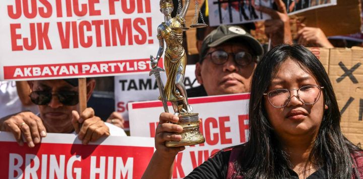 Activistas y simpatizantes de las familias de las víctimas de ejecuciones extrajudiciales durante la guerra contra las drogas del ex presidente filipino Rodrigo Duterte participan en una protesta en Manila. Foto de Ted ALJIBE / AFP