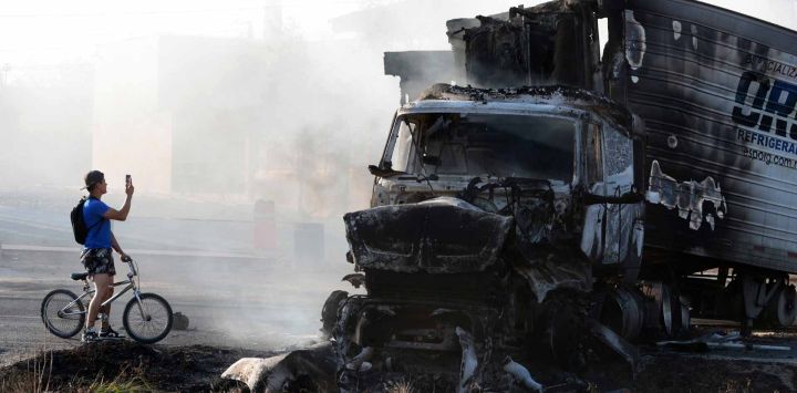 El ejército mexicano anunció que había abatido al poderoso narcotraficante Nemesio "El Mencho" Oseguera en una operación que desató una ola de violencia en diversas partes del país. Foto de Ulises RUIZ / AFP