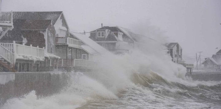 Olas altas golpean casas en la costa de Scituate, Massachusetts. Foto de Joseph Prezioso / AFP