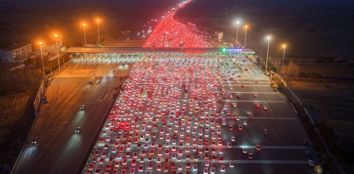 Los conductores se incorporan a los carriles de la autopista después de pasar por la estación de peaje de Wuzhuang en Chuzhou, en la provincia de Anhui. Foto de AFP