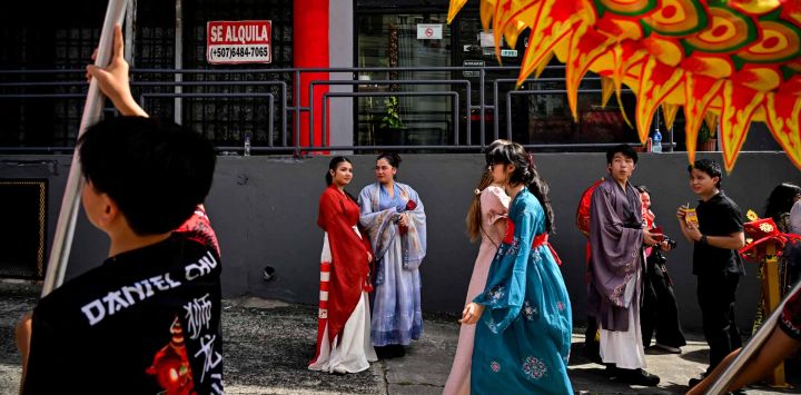 Miembros de la comunidad china en Panamá participan en un desfile. Foto de Martin BERNETTI / AFP