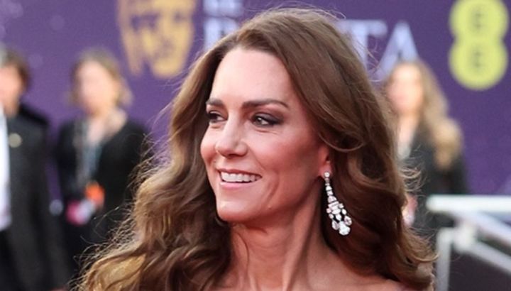 Kate Middleton deslumbró con un vestido reutilizado en los premios BAFTA: estilo princesa y matcheando con el príncipe William