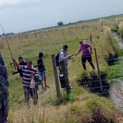 La pesca ilegal no respeta temporadas, cupos ni reglamentaciones vigentes, y suele estar asociada a otros daños en los establecimientos rurales, como rotura de alambrados, basura y circulación indebida.